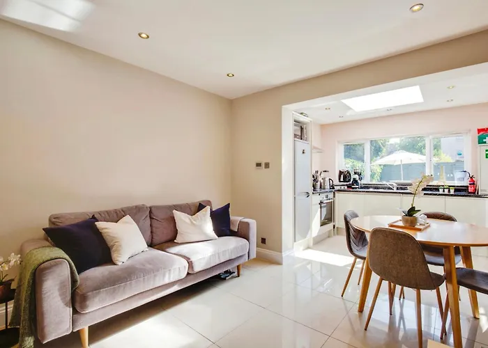 Lovely 2 Bedroom Ground Floor Flat With Garden.