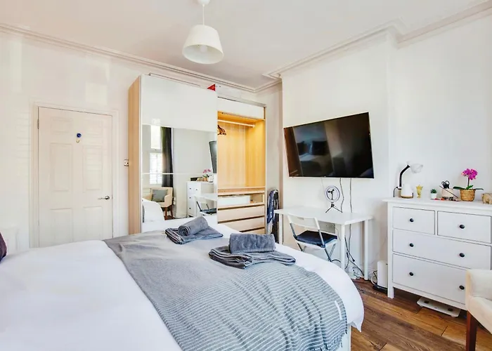 Lovely 2 Bedroom Ground Floor Flat With Garden.