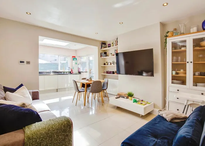 Lovely 2 Bedroom Ground Floor Flat With Garden.
